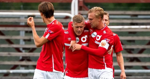 石宇奇举起 石宇奇举起